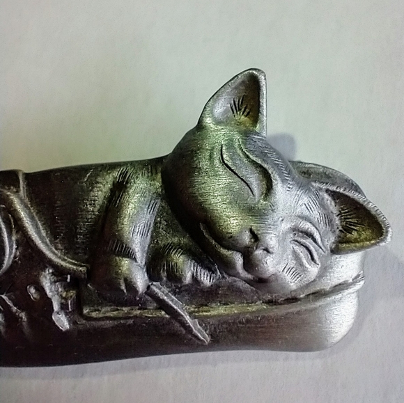 AJC sleeping cat in slipper pin pewter brooch Cat Love ❤️ - Picture 7 of 9